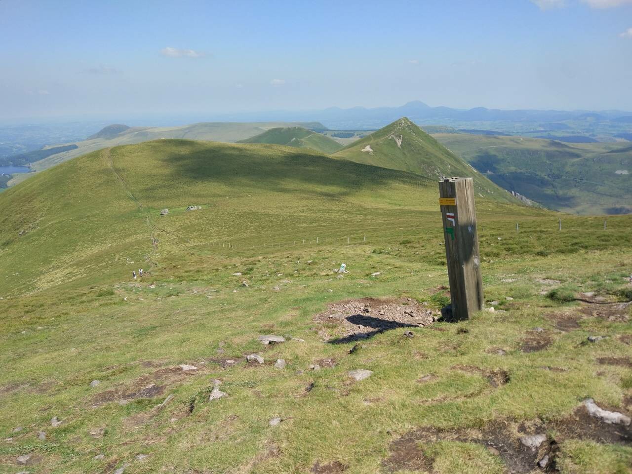 Au sommet du Puy de l'Angle #Montagne #Auvergne #Puy de Dôme #Puy de sancy #mountain #sky #Grass #landscape
