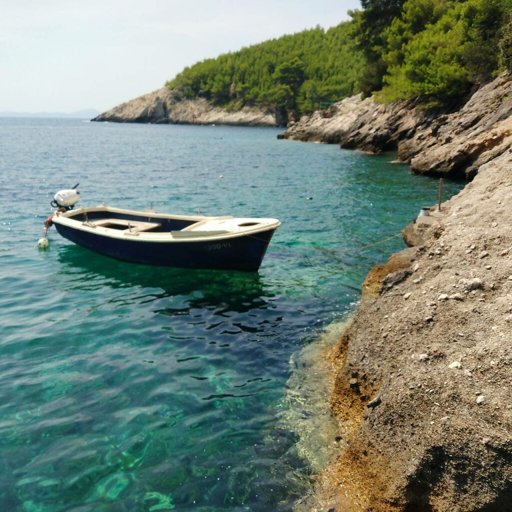 La crique des vacances #bateau #Méditerranée #mer #crique #Croatia #nautical vessel #moored #sand #sky